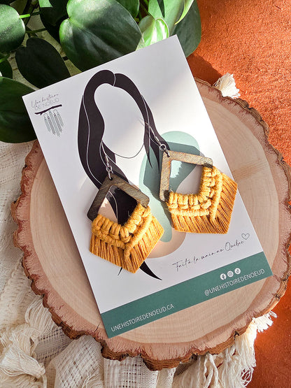 Boucles d’oreilles Élina – Macramé bohème, couleur jaune moutarde et argent