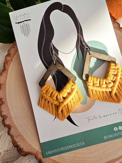 Boucles d’oreilles Élina – Macramé bohème, couleur jaune moutarde et argent
