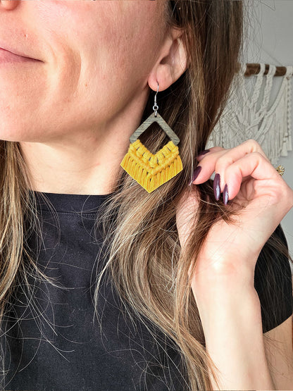 Boucles d’oreilles Élina – Macramé bohème, couleur jaune moutarde et argent