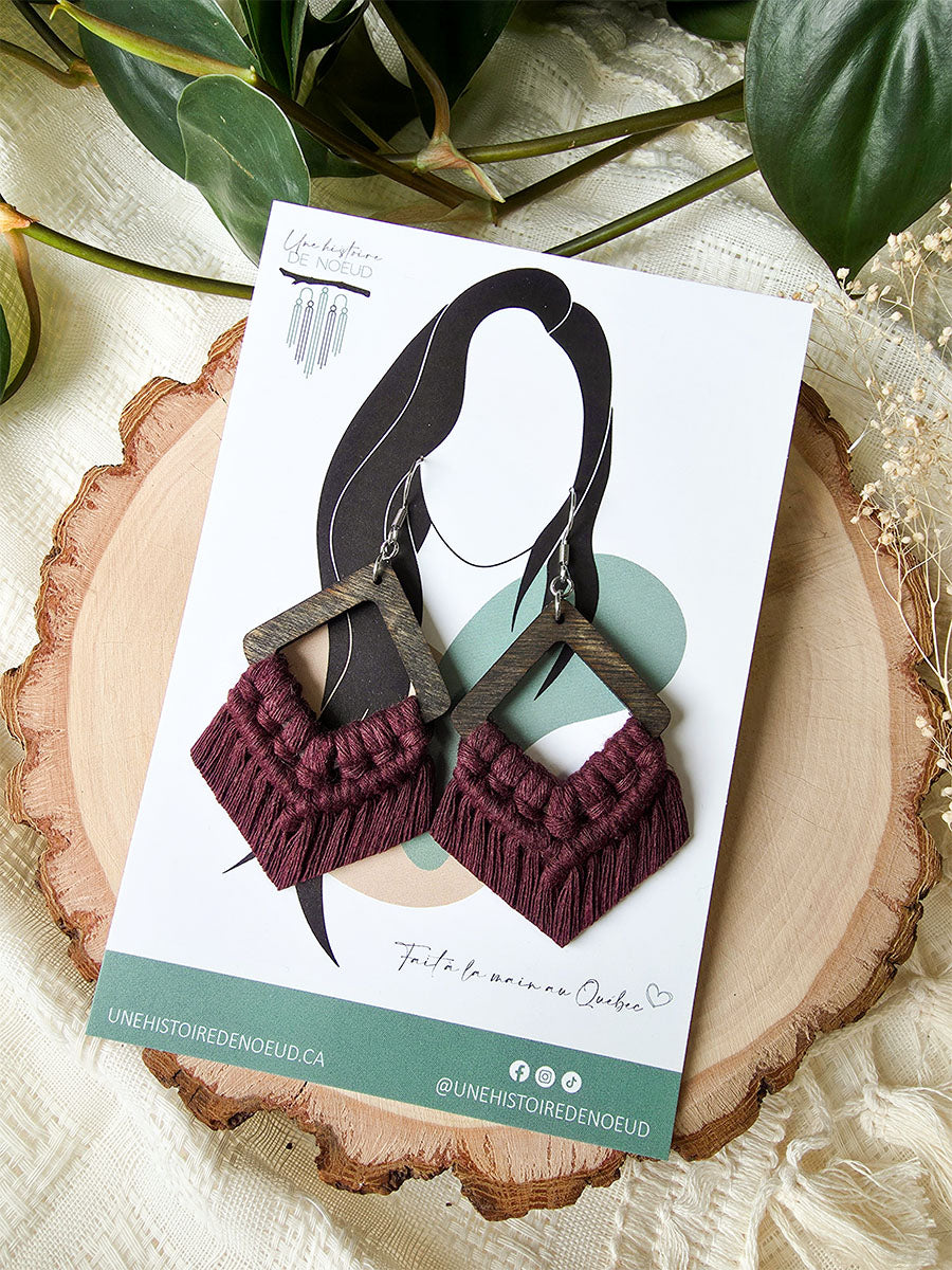 Boucles d’oreilles Élina – Macramé bohème, couleur prune et argent