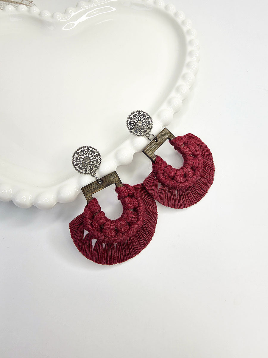 Boucles d’oreilles Naïra – Macramé bohème, couleur rouge cerise