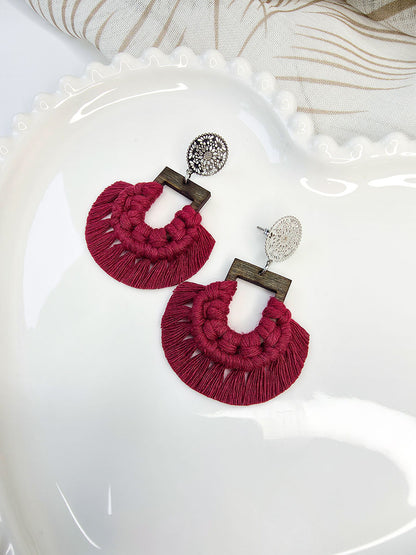 Boucles d’oreilles Naïra – Macramé bohème, couleur rouge cerise