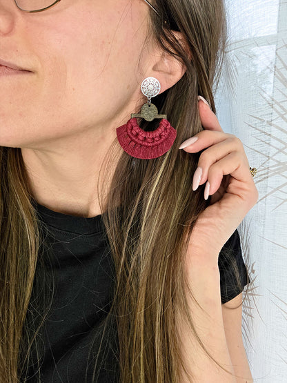 Boucles d’oreilles Soléna – Macramé bohème, couleur rouge cerise