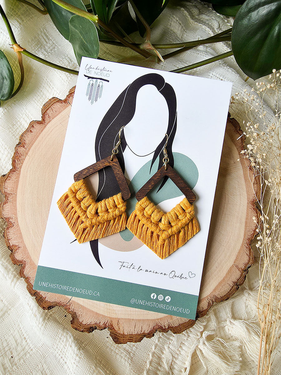 Boucles d’oreilles Élina – Macramé bohème, couleur jaune moutarde et or
