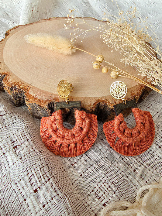 Boucles d’oreilles Naïra – Macramé bohème, couleur terracota et or