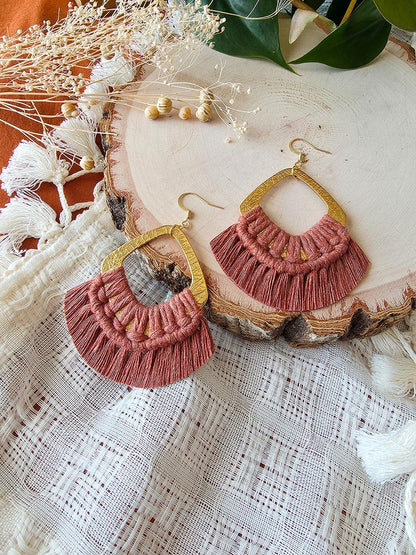 Boucles d’oreilles Soraya – Macramé bohème, couleur cannelle et or