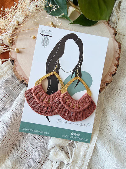 Boucles d’oreilles Soraya – Macramé bohème, couleur cannelle et or