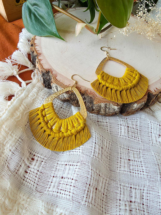 Boucles d’oreilles Soraya – Macramé bohème, couleur jaune épicé et or
