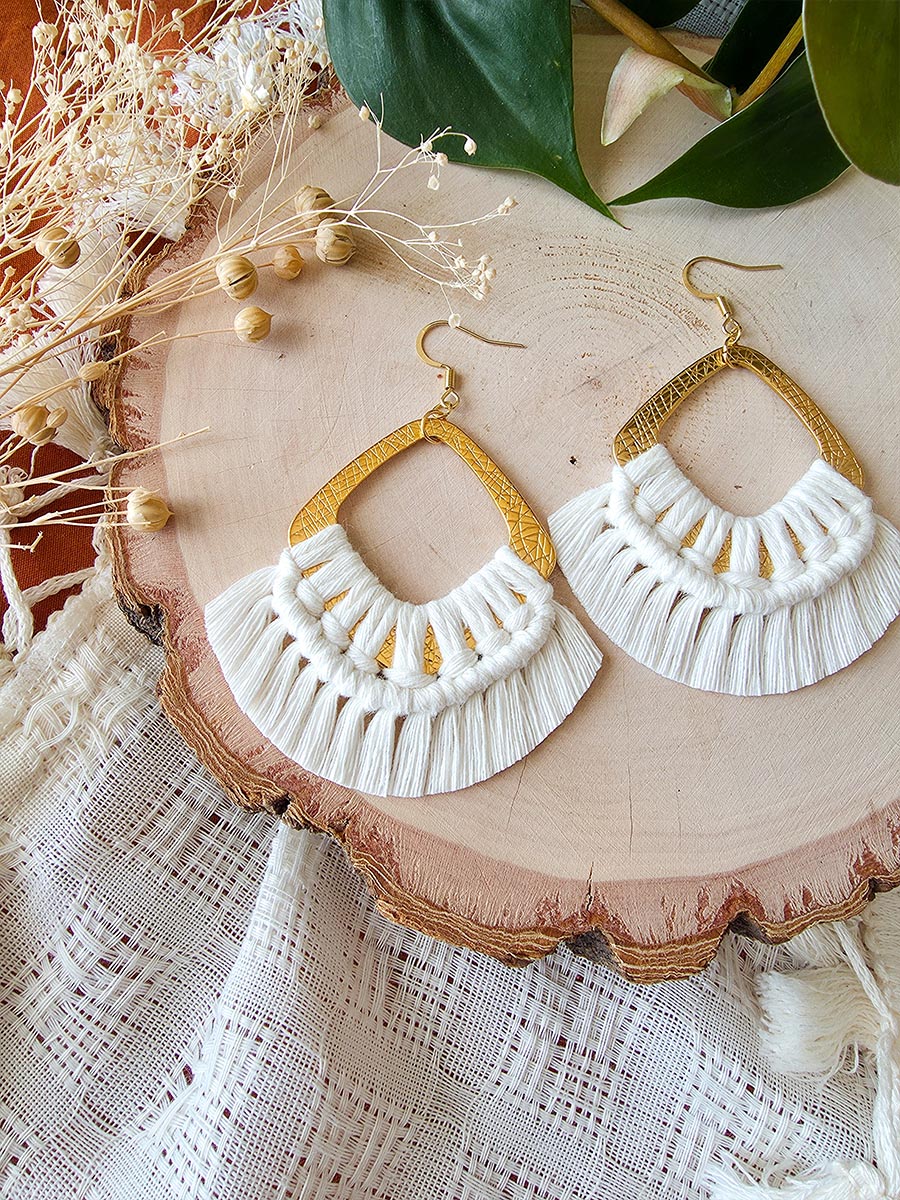 Boucles d’oreilles Soraya – Macramé bohème, couleur naturel et or