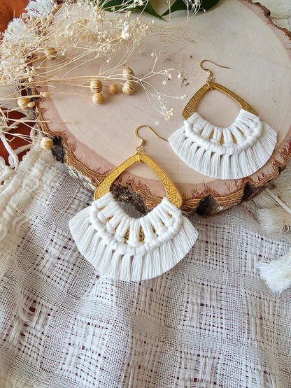 Boucles d’oreilles Soraya – Macramé bohème, couleur naturel et or