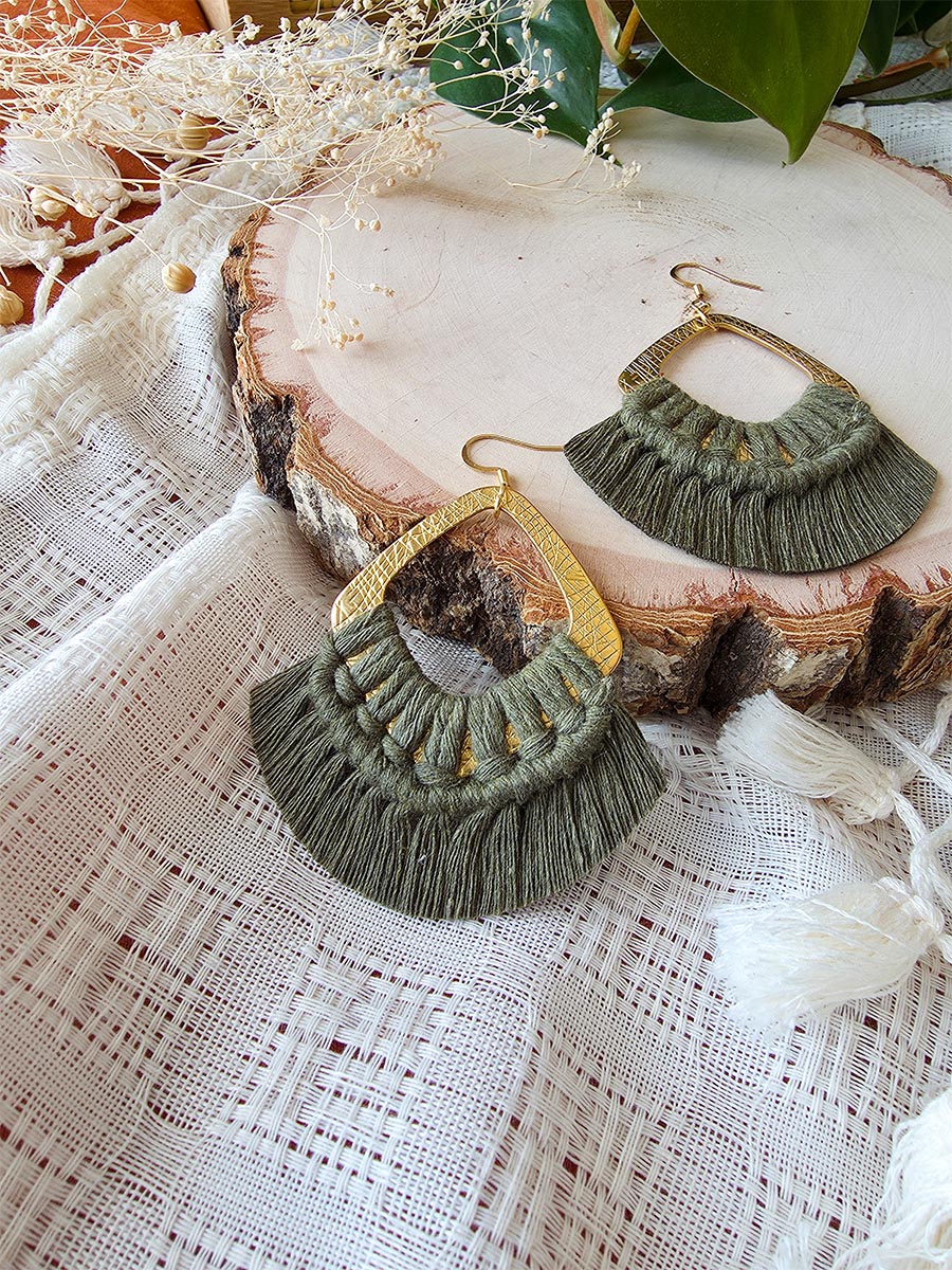 Boucles d’oreilles Soraya – Macramé bohème, couleur olive et or