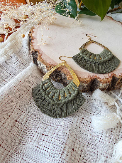 Boucles d’oreilles Soraya – Macramé bohème, couleur olive et or