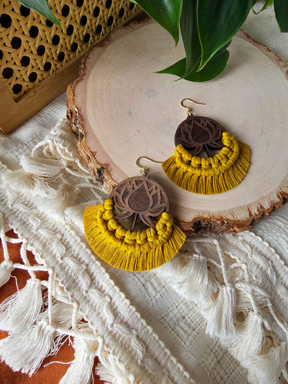 Boucles d’oreilles Lotus – Macramé bohème, couleur jaune épicé et or