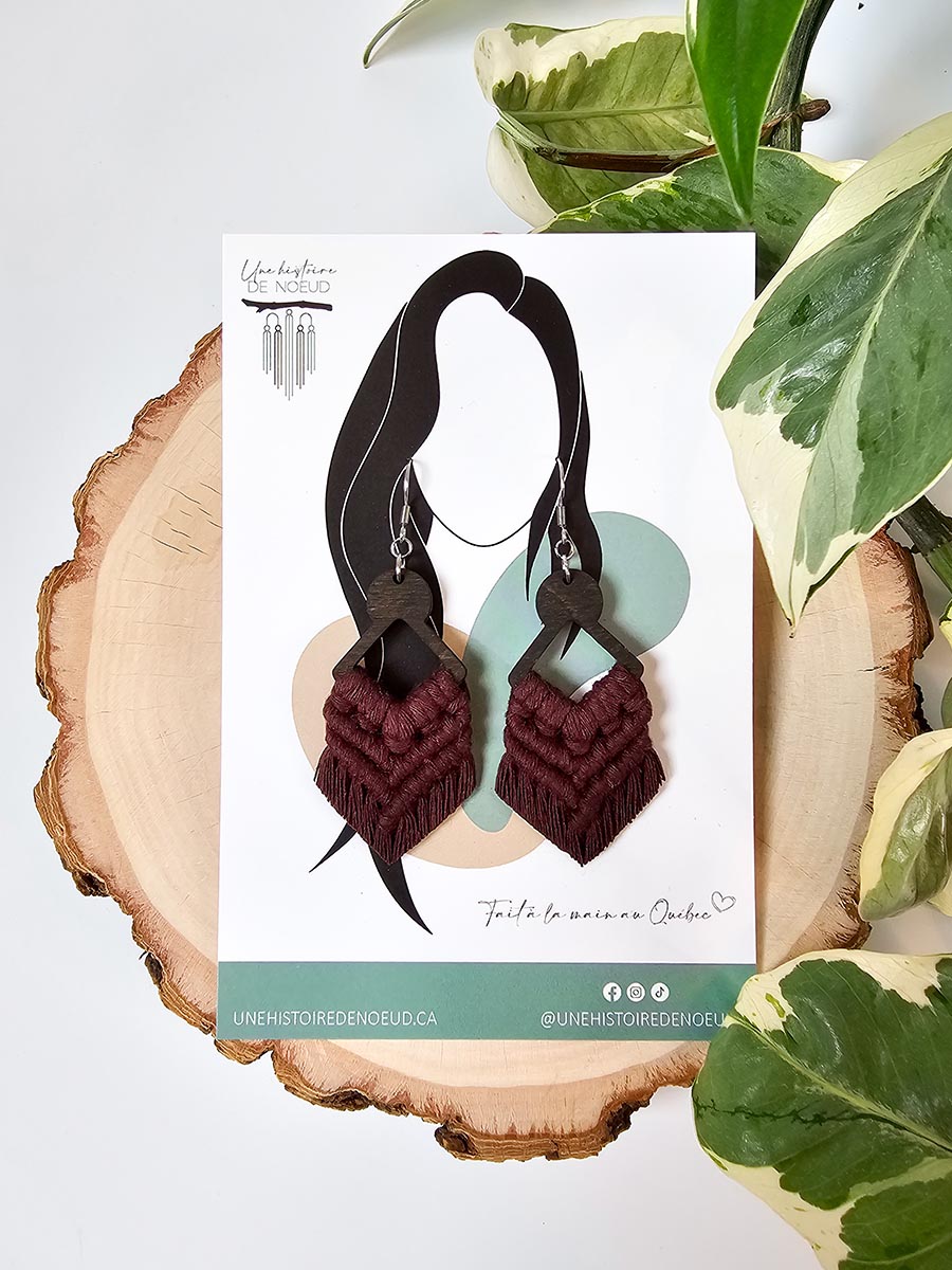 Boucles d’oreilles sur base en bois, couleur prune, crochet argent