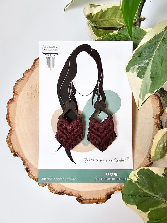Boucles d’oreilles sur base en bois, couleur prune, crochet argent