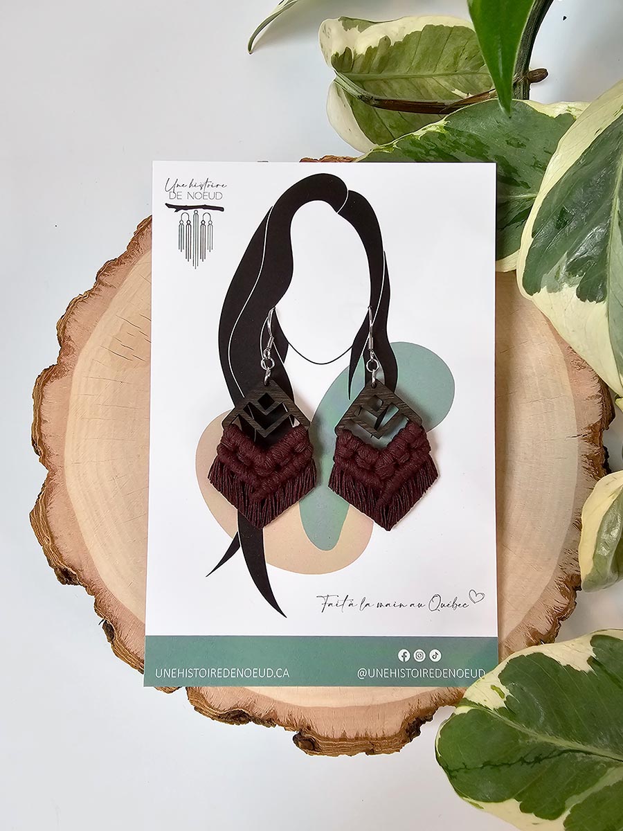 Boucles d’oreilles sur base en bois petite, couleur prune, crochet argent