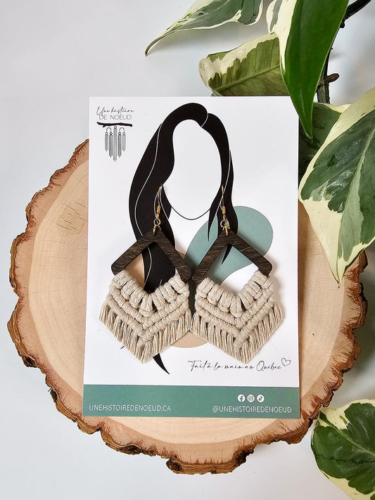 Boucles d'oreilles en macramé sur base en bois grande, couleur beige pâle et crochet or