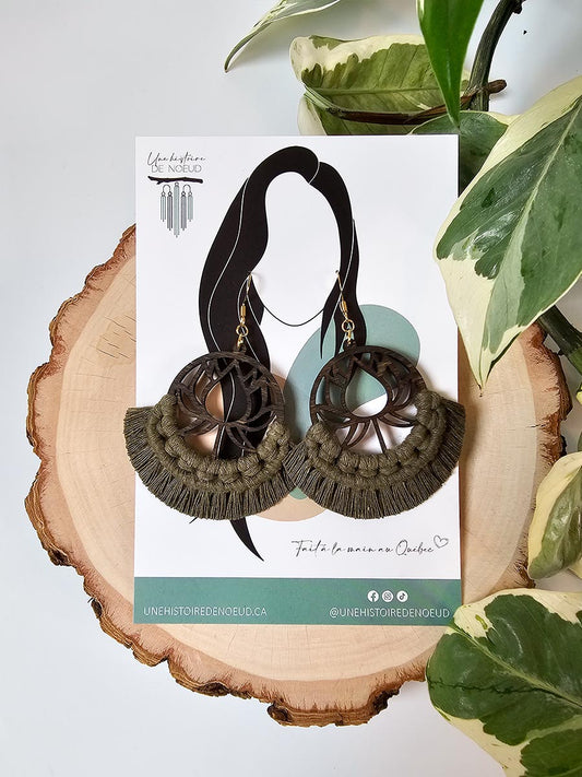 Boucles d'oreilles sur base en bois lotus, crochet or, couleur olive