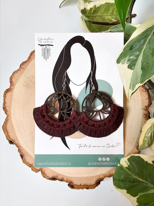 Boucles d'oreilles sur base en bois lotus, crochet argent, couleur prune