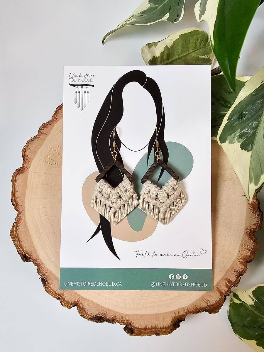 Boucles d’oreilles sur base en bois petite, couleur beige pâle, crochet or