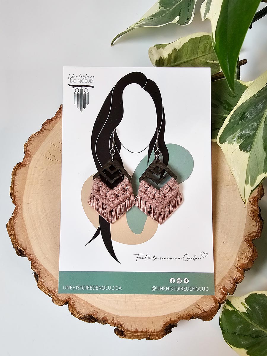 Boucles d’oreilles sur base en bois petite, couleur mauve pâle, crochet argent