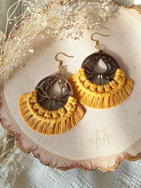 Boucles d’oreilles Lotus – Macramé bohème, couleur jaune moutarde et or