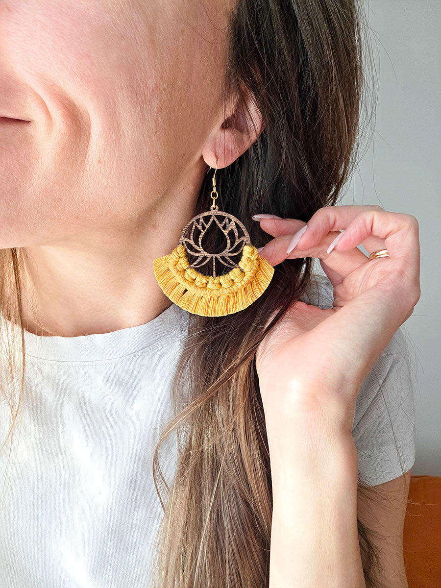 Boucles d’oreilles Lotus – Macramé bohème, couleur jaune moutarde et or