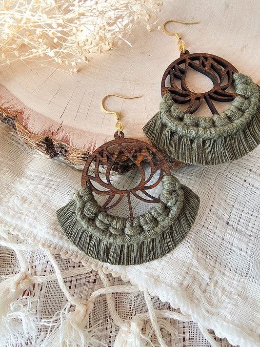 Boucles d’oreilles Lotus – Macramé bohème, couleur olive et or