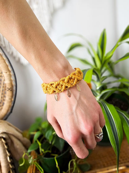 Bracelet en macramé, couleur jaune moutarde avec plumes dorées