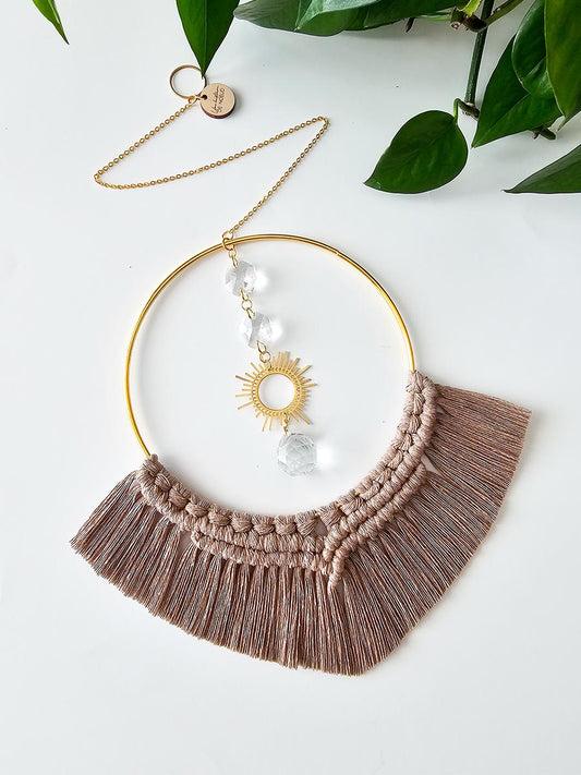 Capteur de soleil en macramé avec breloque soleil, café au lait