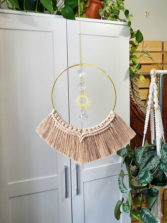 Capteur de soleil Aurélia – Macramé bohème, couleur sable