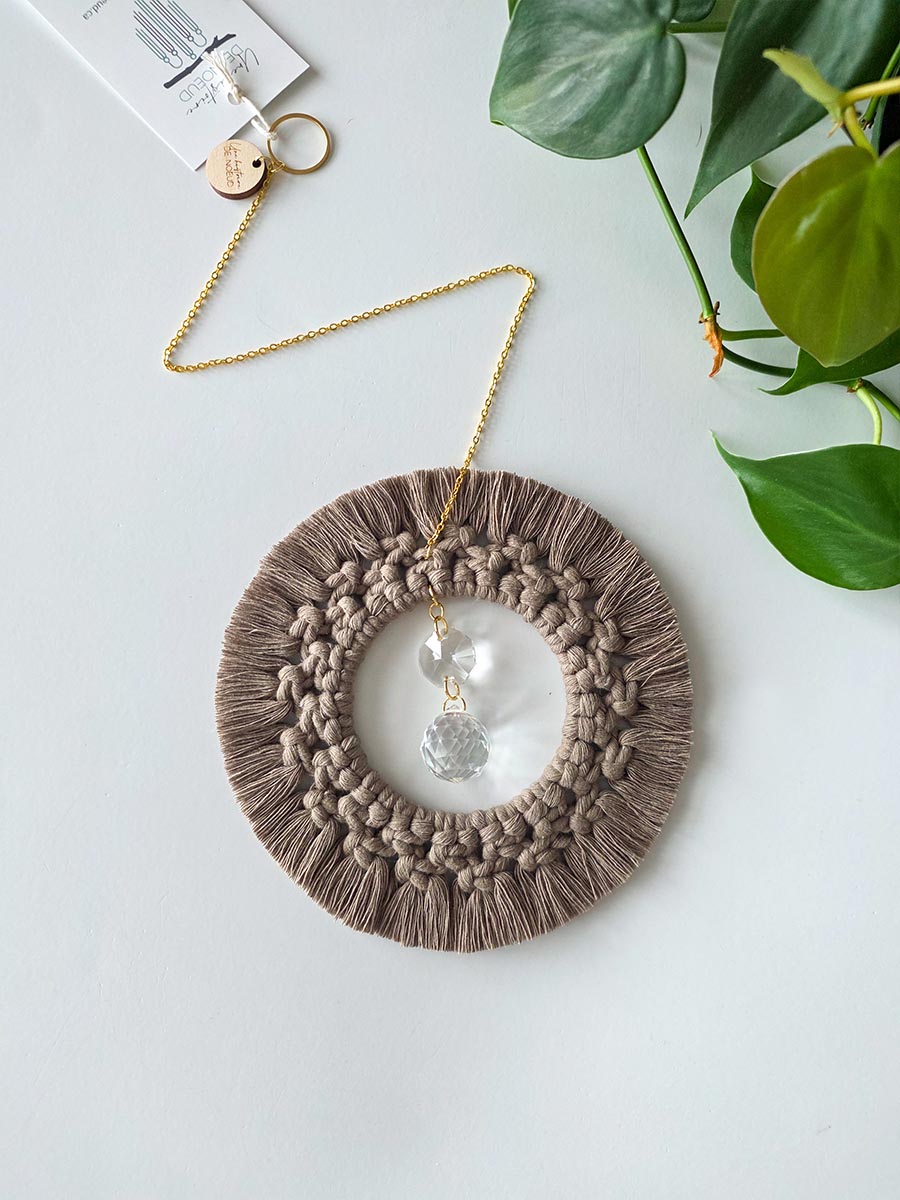 Capteur de soleil en macramé, café au lait