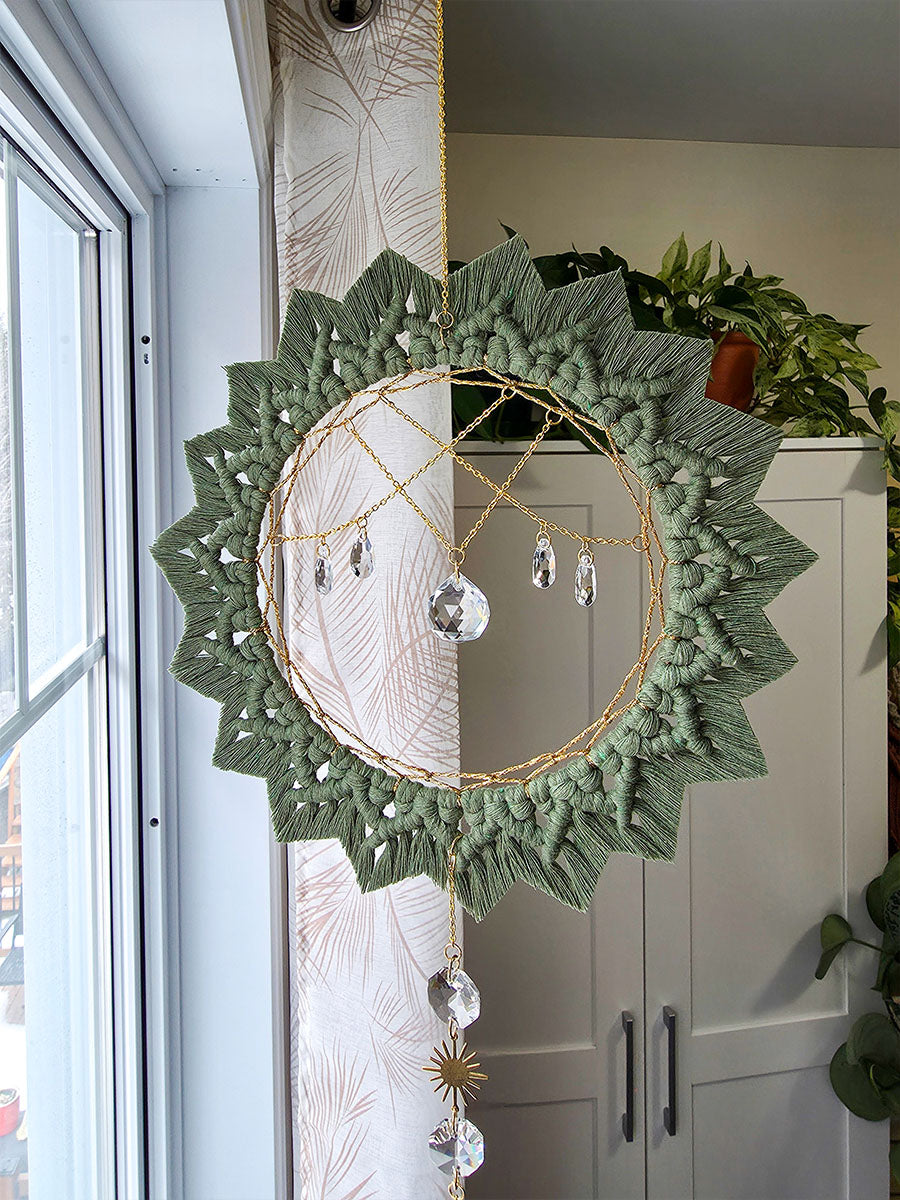 Capteur de soleil Solyana – Macramé bohème couleur eucalyptus