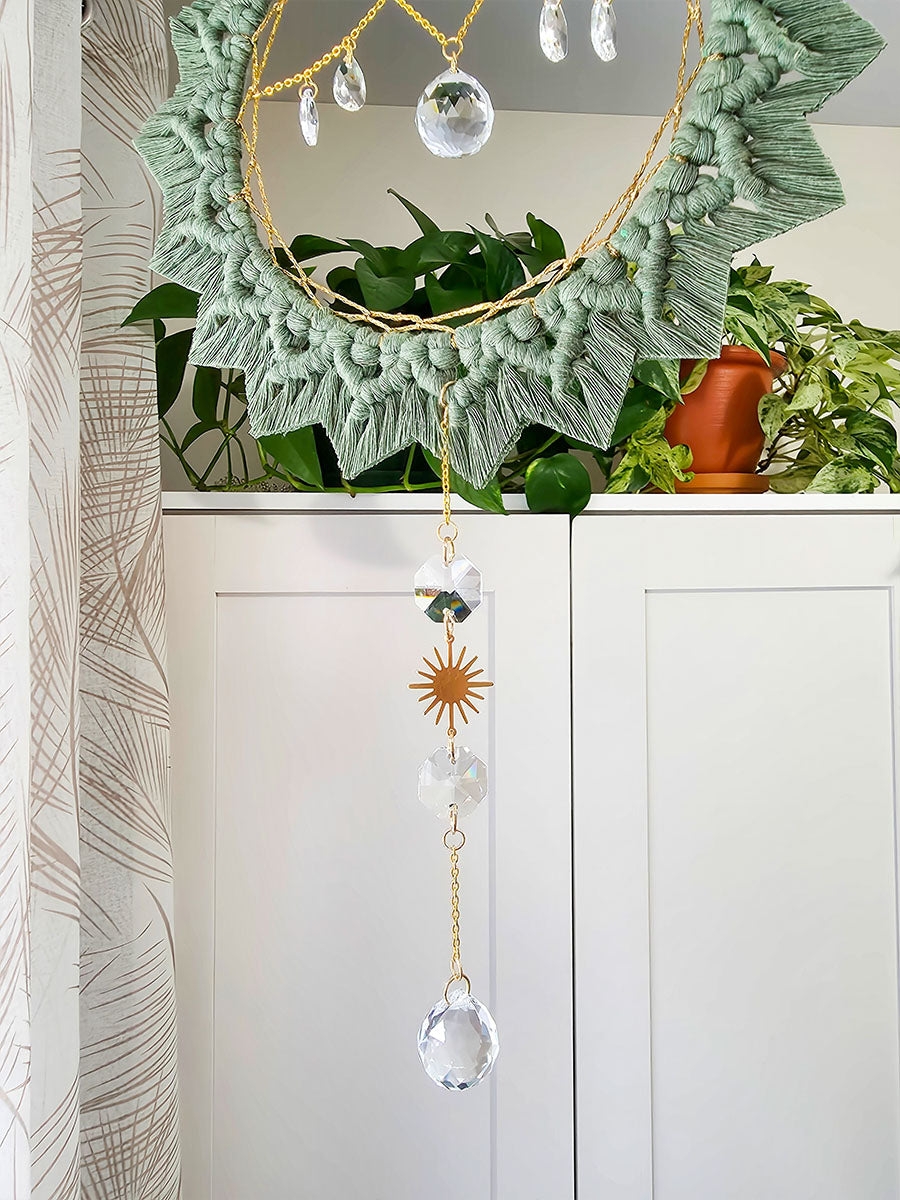 Capteur de soleil Solyana – Macramé bohème couleur eucalyptus