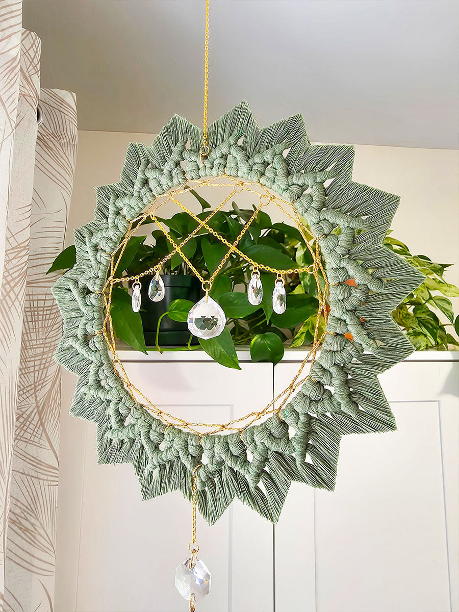 Capteur de soleil Solyana – Macramé bohème couleur eucalyptus