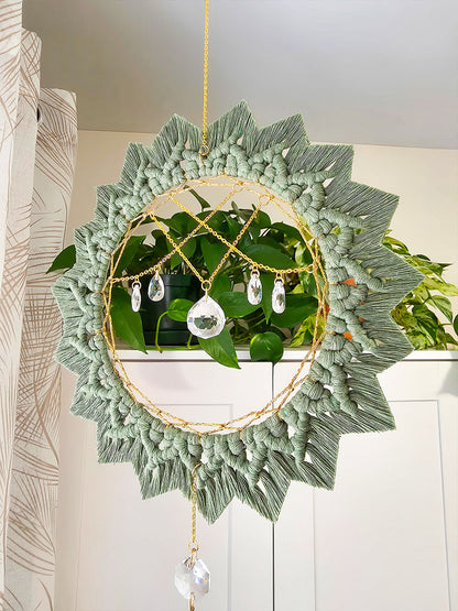 Capteur de soleil Solyana – Macramé bohème couleur eucalyptus