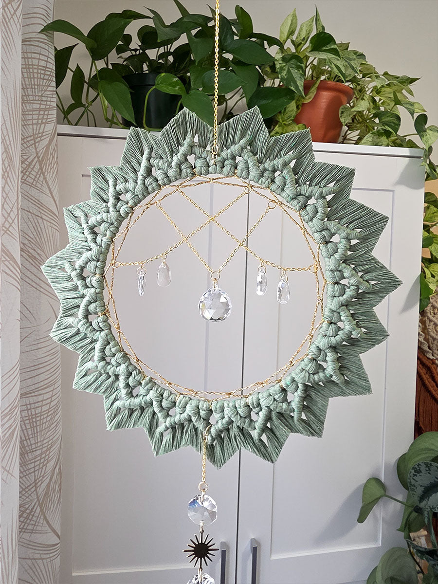 Capteur de soleil Solyana – Macramé bohème couleur eucalyptus