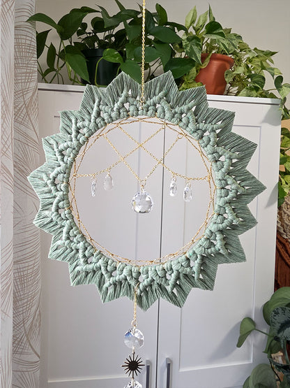 Capteur de soleil Solyana – Macramé bohème couleur eucalyptus