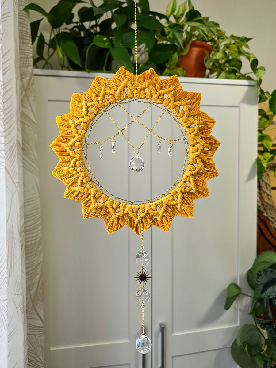 Capteur de soleil Solyana – Macramé bohème couleur jaune moutarde