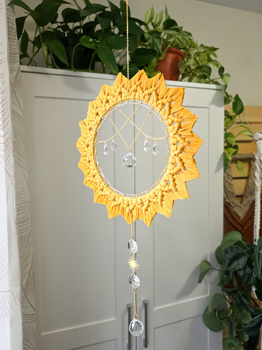 Capteur de soleil Solyana – Macramé bohème couleur jaune moutarde