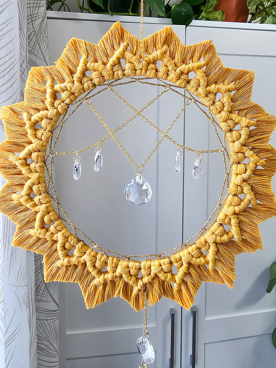 Capteur de soleil Solyana – Macramé bohème couleur jaune moutarde