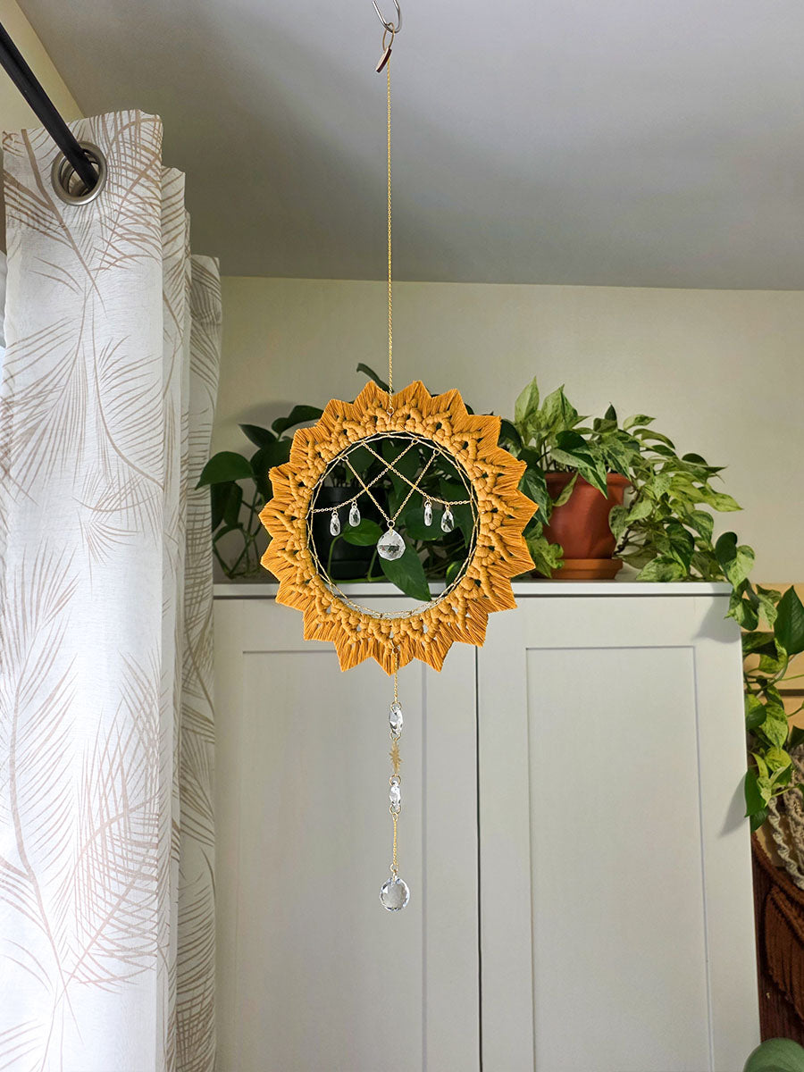 Capteur de soleil Solyana – Macramé bohème couleur jaune moutarde