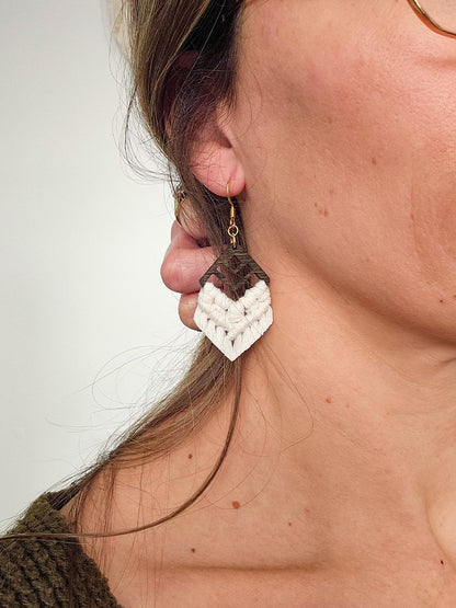 Boucles d’oreilles sur base en bois petite, couleur jaune moutarde et crochet or