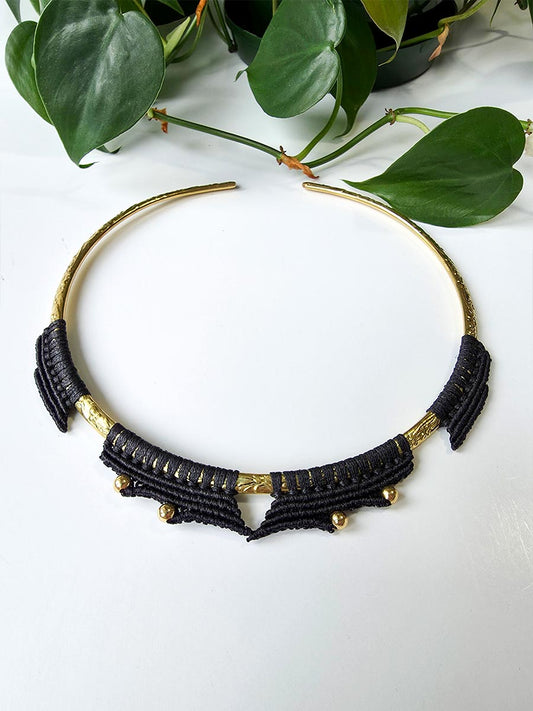 Collier Véa - Laiton et micro-macramé, couleur noir