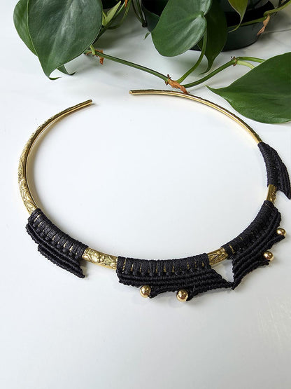 Collier Véa - Laiton et micro-macramé, couleur noir