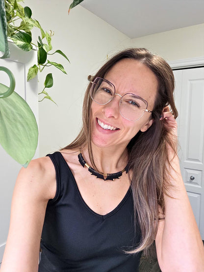 Collier Véa - Laiton et micro-macramé, couleur noir