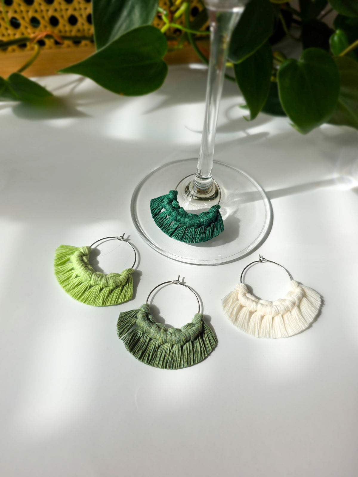 Marques verres à vin en macramé – matcha, eucalyptus, vert forêt, naturel