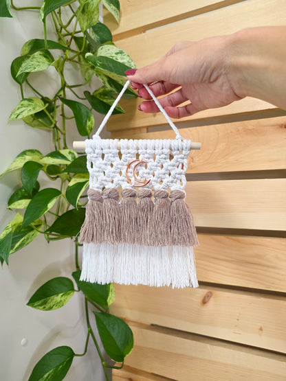 Mini tenture murale Luna en macramé, lune or rose