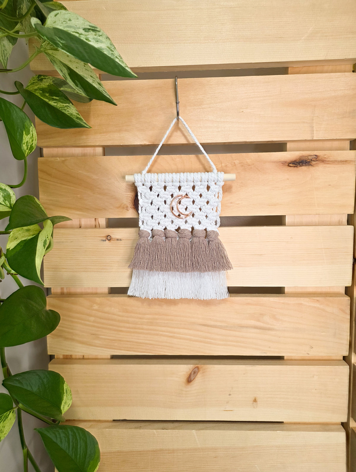 Mini tenture murale Luna en macramé, lune or rose