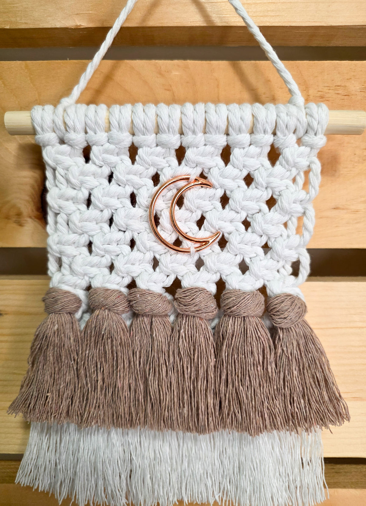 Mini tenture murale Luna en macramé, lune or rose